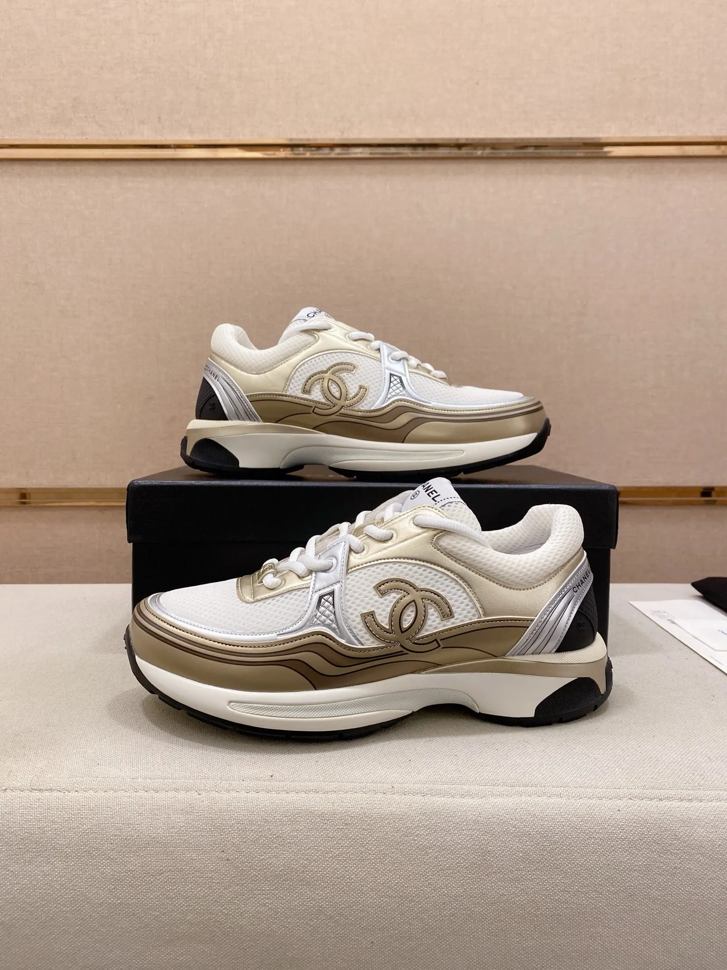 Factory price: 620💰 Chanel Chanel - 2026 counter top casual sports shoes This classic design; the upper is electro-embroidered with a variety of techniques; the outsole is fashionable and sporty; the extraordinary inclusion of a variety of color matching elements... The diversified mix and match is very beautiful and versatile, casual, fashionable, sports and outdoor can be taken into account... ꫛꫀꪝ Go➫ Material: ❶Upper is made of: Original imported high-mercerized smooth cow suede + special anti-mesh fabric ❷Inner use: original imported breathable mesh ❸Outsole based on: original TPU combination outsole Full set of boutique packaging for women 35–41 men 38-45